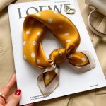 hedvábný šátek hořčicový s krémovými puntíky – Hledejceny.cz