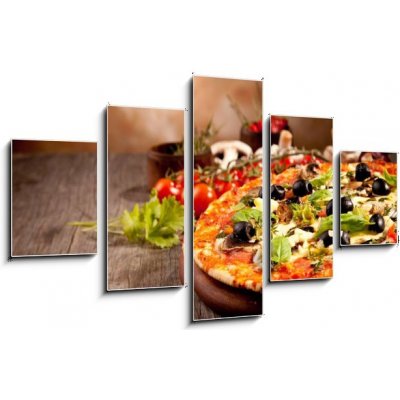 Obraz 5D pětidílný - 125 x 70 cm - Delicious fresh pizza served on wooden table Chutná čerstvá pizza podávaná na dřevěném stole – Sleviste.cz