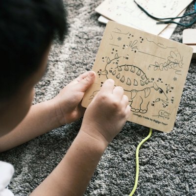 Bigjigs Toys Provlékání podle čísel Dinosauři – Zboží Dáma