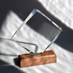 Plaketa deska kosá s dřevěným podstavcem, 170x190 mm – Sleviste.cz