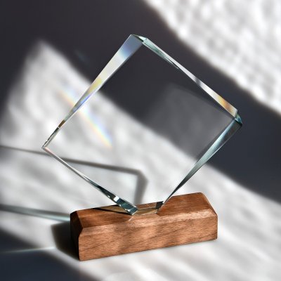 Plaketa deska kosá s dřevěným podstavcem, 170x190 mm – Sleviste.cz