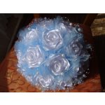 Buket na auto - bílé růže/sv. modrá, nebo na přání – Hledejceny.cz