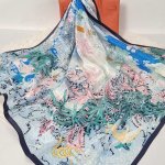 hedvábný šátek Dům v džungli barevný v dárkovém balení – Zboží Mobilmania