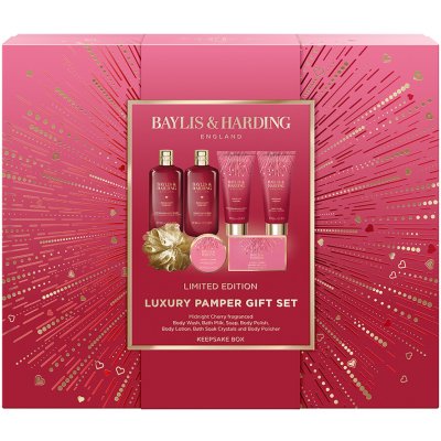 Baylis & Harding Midnight Cherry sprchový gel 300 ml + mléko do koupele 300 ml + tělový peeling 130 ml + tělové mléko 130 ml + tuhé mýdlo 100 g + sůl do koupele 100 g + mycí houba 1 ks – Sleviste.cz