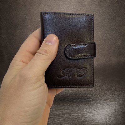 Kompaktní kožená dokladovka peněženka GURU Leather s tvým vlastním monogramem ražba – Zboží Mobilmania