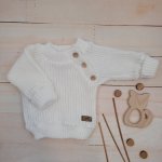 Pletený svetřík pro miminko s knoflíčky Lovely prodloužené náplety bílý – Zboží Mobilmania