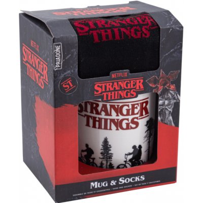 CurePink xDárkový set hrnek s ponožkami Netflix Stranger Things Les 300 ml – Zboží Dáma