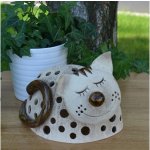 Keramická kočka větší - šamotová - dekorace - na svíčku Motiv: zavřené oči – Zboží Dáma