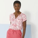 Halenka s krátkými rukávy a potiskem květin růžová/bílá – Sleviste.cz