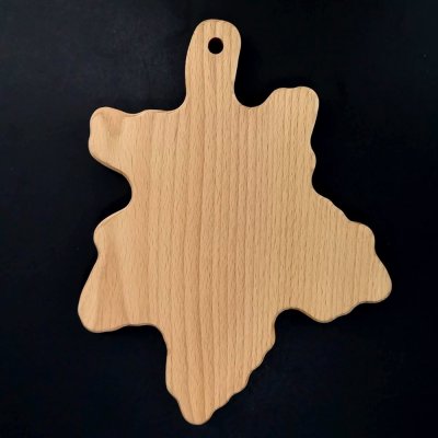 Prkénko AMADEA Dřevěné prkénko ve tvaru javorového listu, masivní dřevo, rozměr 25x19,5 cm (37021-00) – Zboží Mobilmania