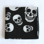 Etex bavlněný šátek černý s lebkami 1 – Zboží Dáma