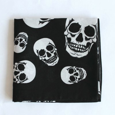 Etex bavlněný šátek černý s lebkami 1 – Zboží Dáma