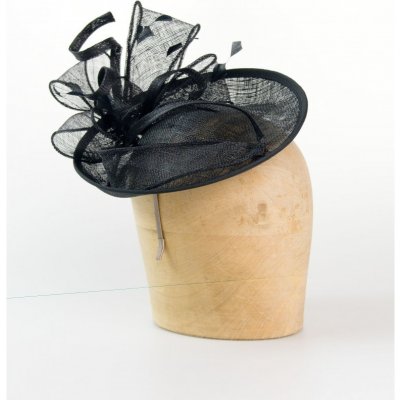 Dámská modelová čelenka sinamay zdobená květem černá