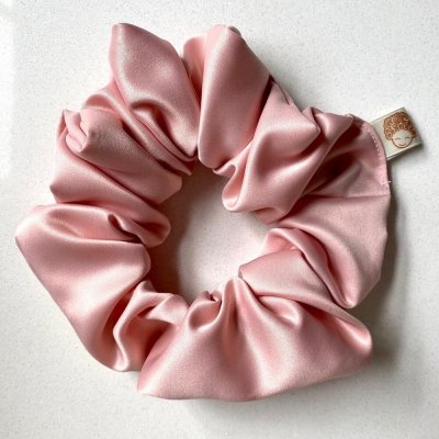 CurlyEllie Curl Scrunchie Dusty Pink – Saténová gumička