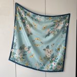 hedvábný šátek modrý květiny a motýli v dárkovém balení – Zboží Dáma