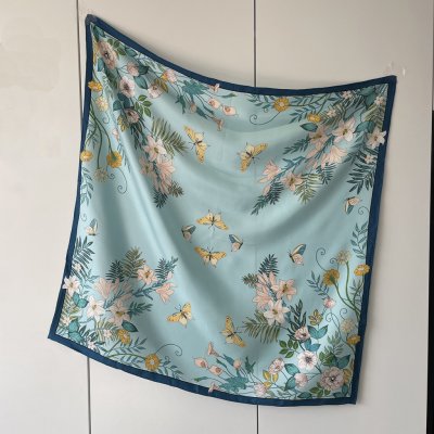 hedvábný šátek modrý květiny a motýli v dárkovém balení – Zboží Dáma