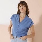 Jednobarevná halenka na knoflíčky s výstřihem do V modrá – Hledejceny.cz