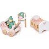 Výbavička pro panenky Tender Leaf Toys Dřevěný pokoj pro miminko Dovetail Nursery Set s postavičkou v dupačkách