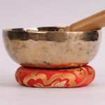 Tibetská mísa 540 g průměr 16 cm ručně tepaná tón A s paličkou a podložkou v ceně – Sleviste.cz