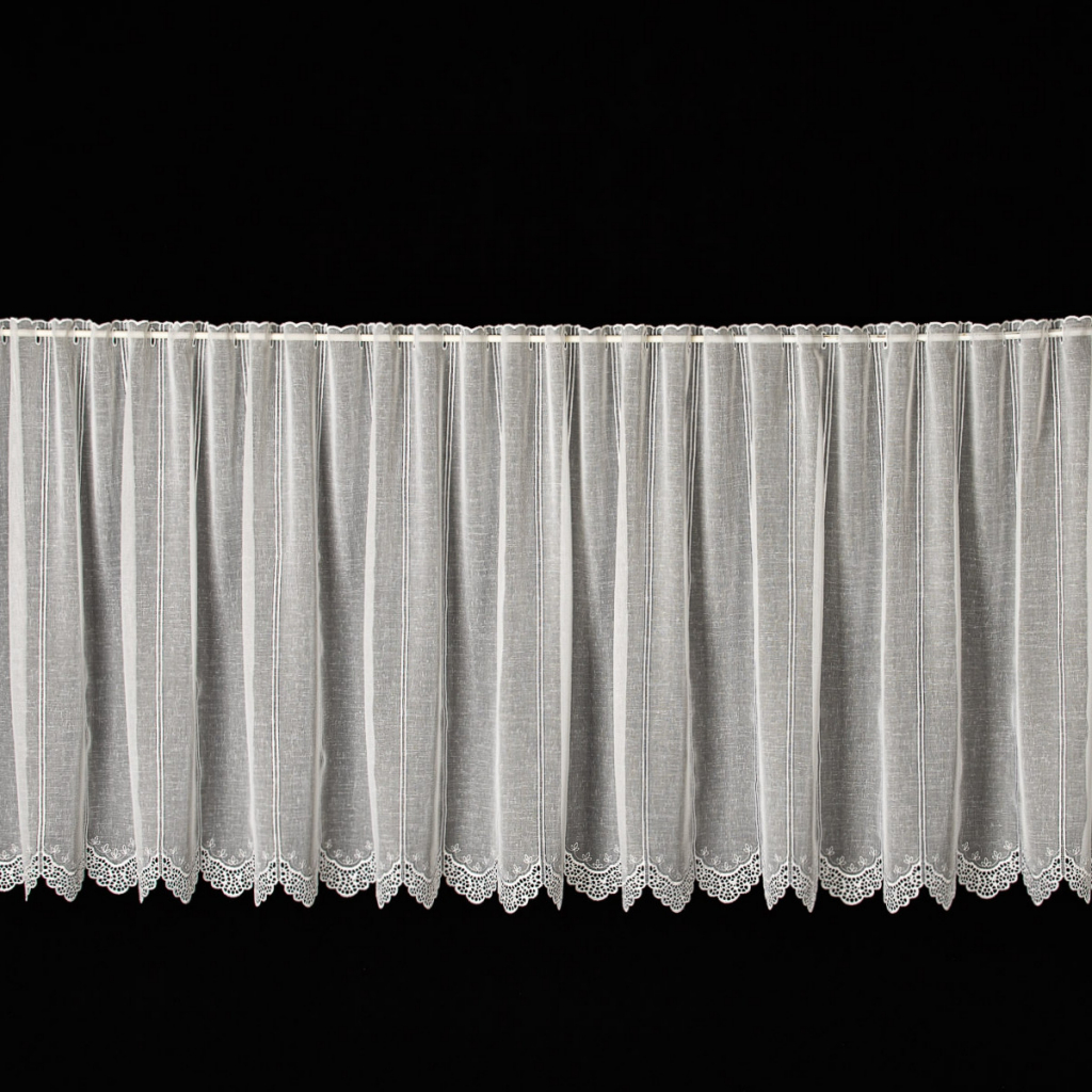 Českomoravská textilní vitrážová záclona, polyesterový batist V507 lístky s bordurou, vyšívaná, bílá výška 45cm (v metráži)