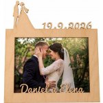 ČistéDřevo Dřevěný svatební fotorámeček s datem a jménem - 10x15 cm – Sleviste.cz