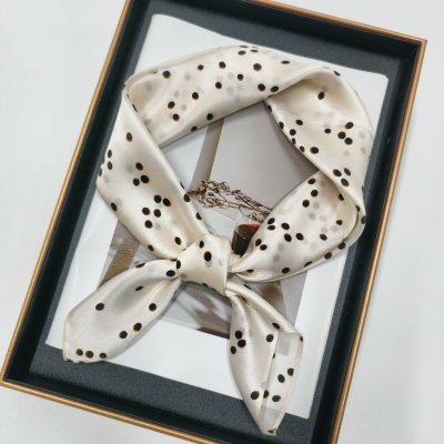 Hedvábný šátek krémový s puntíky – Zboží Mobilmania