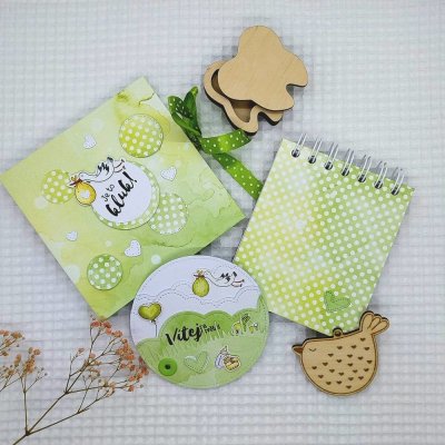 Dětská dárková sada zelená Čáp s miminkem – Sleviste.cz