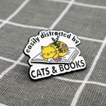 Pinarna Spící kočka na knížce Easily distracted by cats & books Snadno se nechám rozptýlit kočkami & knihami – Sleviste.cz
