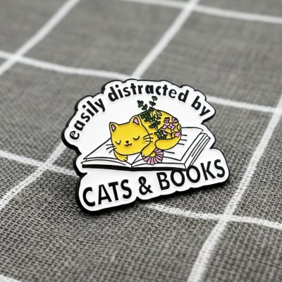 Pinarna Spící kočka na knížce Easily distracted by cats & books Snadno se nechám rozptýlit kočkami & knihami – Sleviste.cz