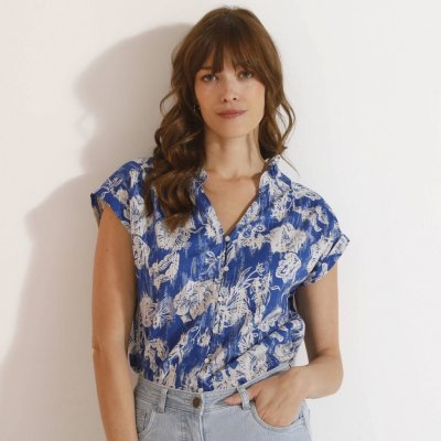 Halenka na knoflíčky s výstřihem do V a květinovým potiskem modrá – Zboží Mobilmania