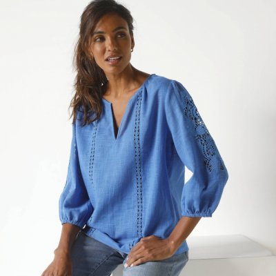 Jednobarevná halenka s macramé a ažurovou výšivkou modrá – Zboží Dáma