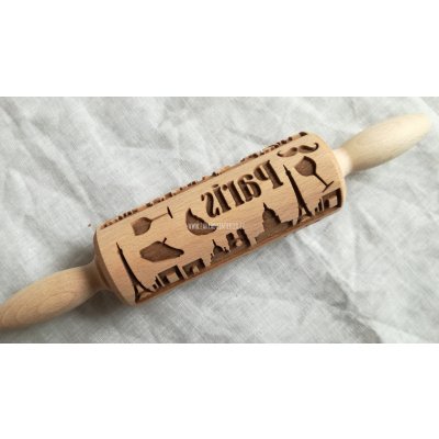 GoodyWoody Embosovaný váleček na těsto 24 cm Paříž – Sleviste.cz
