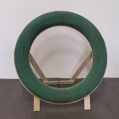 Pietní kruh s aranžovací hmotou 65 cm stojan – Sleviste.cz