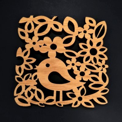 Amadea Dřevěný podtácek hranatý s ptáčkem masivní dřevo 9x9cm – Zboží Mobilmania