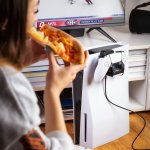 FIXED Závěsný nabíjecí dok pro ovladač DualSense PlayStation 5 s hákem pro sluchátka, černo-bílý – Zboží Živě