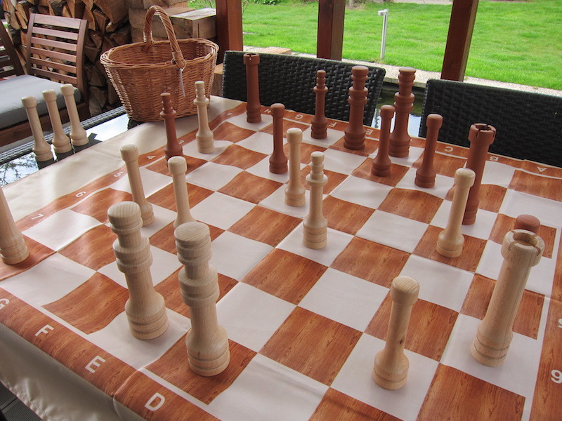 Zahradní šachy malé dřevěné Hra + hrací plocha: Saténový ubrus 120x120cm -  Seznamzboží.cz
