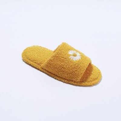 Pantofle s otevřenou špičkou a výšivkou sedmikrásky žlutá – Sleviste.cz