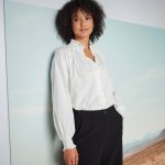 Jednobarevná halenka s volánkem a žabičkováním režná – Zboží Dáma