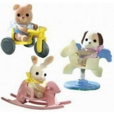 Sylvanian Families Baby příslušenství štěně méďa králík si hrají venku králík