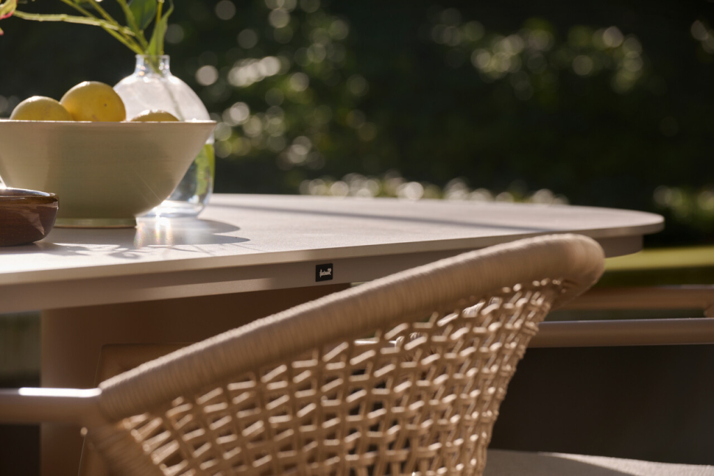 Hartman Valencia & Taragona cappuccino – stůl 220 × 100 cm + 6 židlí