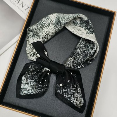 Hedvábný šátek Bájný měsíc stříbrný – Zboží Mobilmania