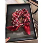 White orchid hedvábný šátek karmínový v dárkovém balení – Zboží Dáma