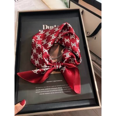 White orchid hedvábný šátek karmínový v dárkovém balení – Zboží Dáma