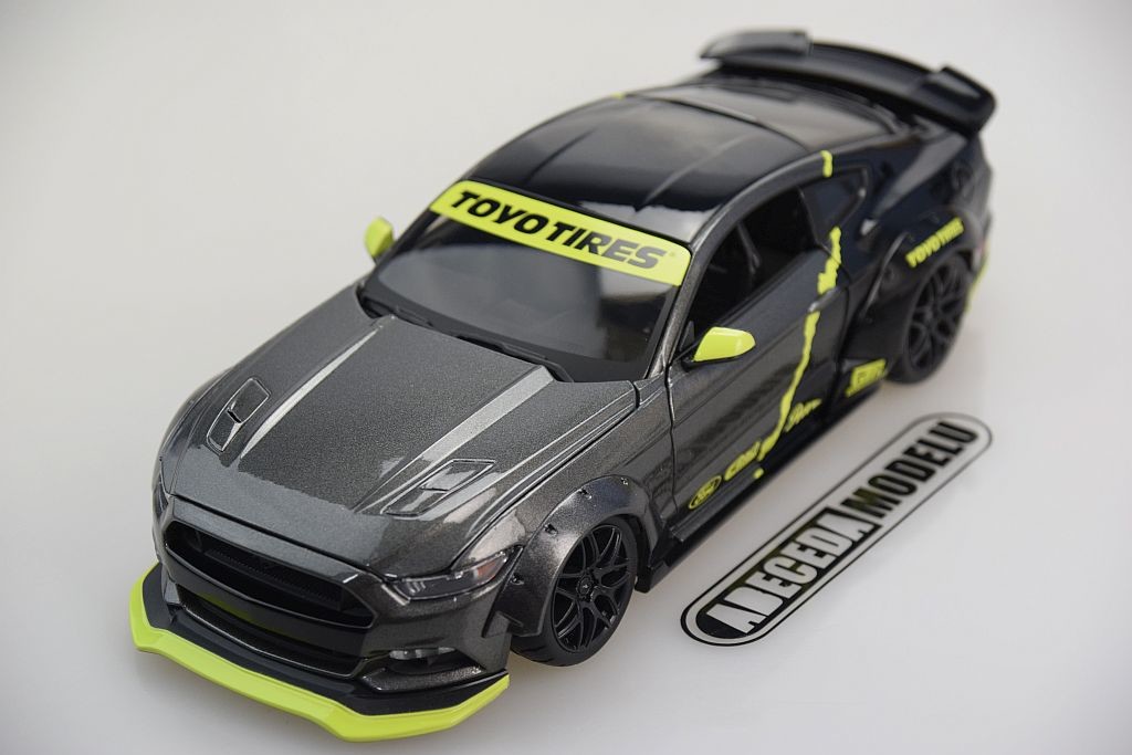 maisto Model auta Ford Mustang GT 2015 grey 1:18