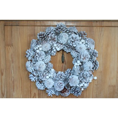 L.M.Dekor Zimní věnec z šišek – ojíněný, bílý 35 cm – Sleviste.cz