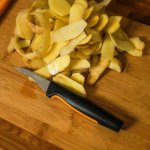 Fiskars Functional Form Zahnutý loupací nůž 7 cm – Sleviste.cz