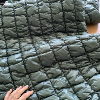 Tmavě zelený lesklý prošev, fluffy čtverce, synt. vl. – Hledejceny.cz