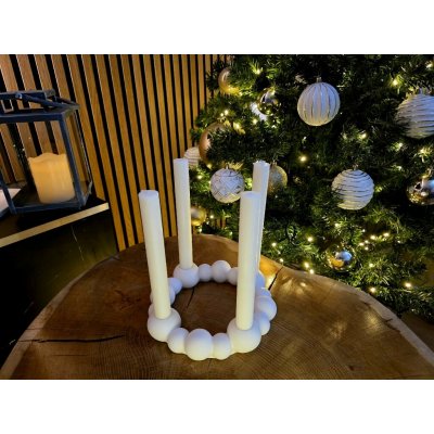 VOJA HOME Adventní a vánoční věnec na 4 konické svíčky z modifikované pryskyřice, bílý, průměr 20 cm – Hledejceny.cz