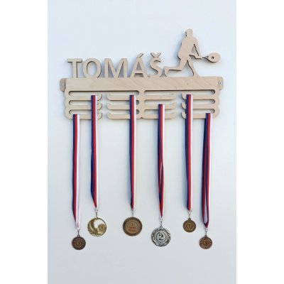MAJADESIGN Věšák na medaile se jménem Tenis Přírodní dřevo – Zbozi.Blesk.cz