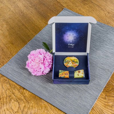 Duhová kočka Dárková sada Tvořivost (Tato originální dárková krabička obsahuje praktické zrcátko do kabelky s motivem Tvořivost a hadřík na brýle se stejným motivem.) – Zboží Živě